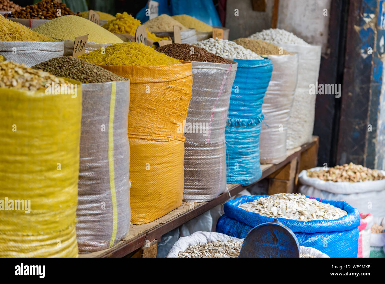 Grano, tagliatelle su un tradizionale mercato marocchino. Foto Stock