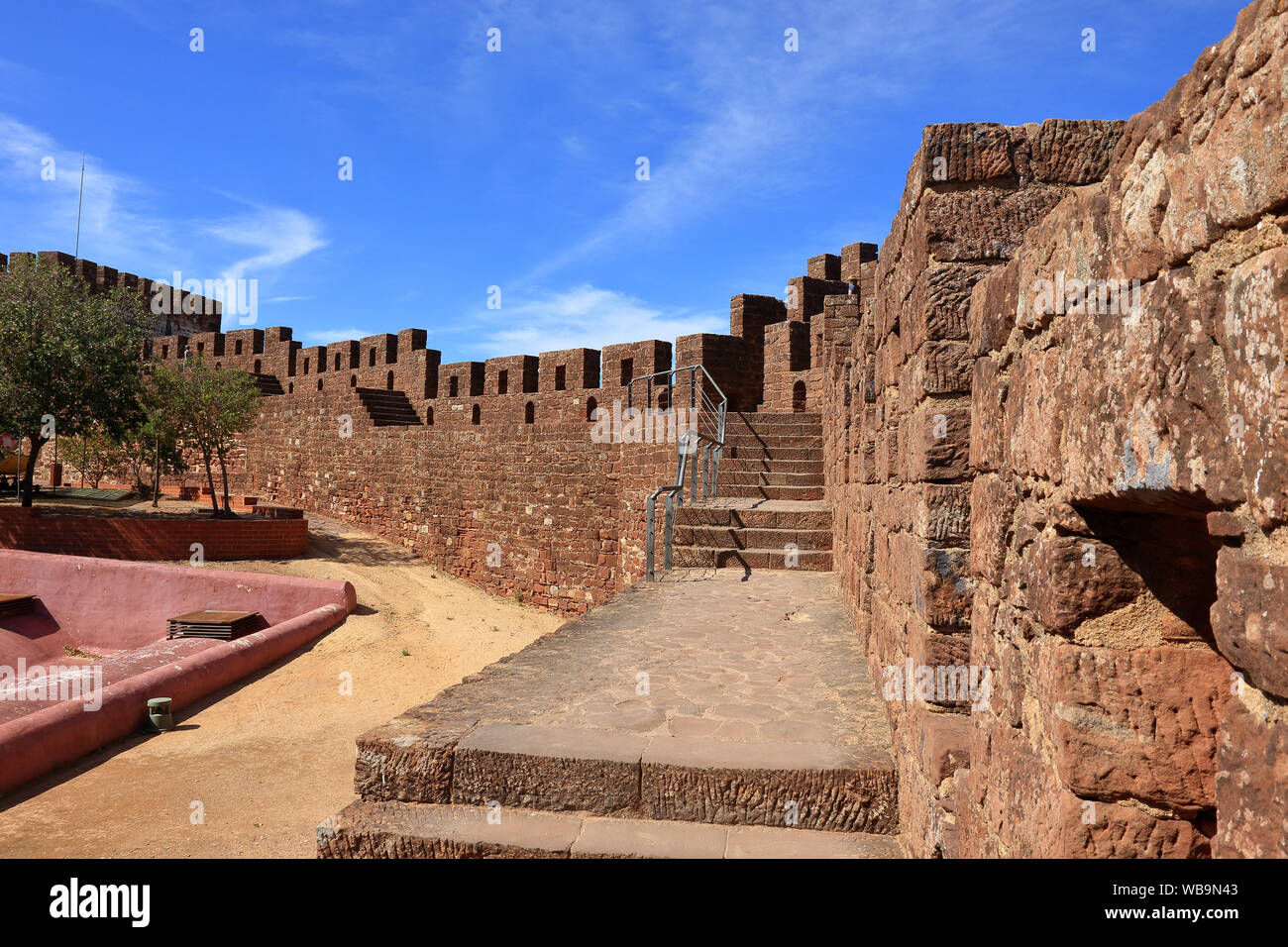 Le antiche mura e bastioni del castello di Silves in Portogallo Foto Stock