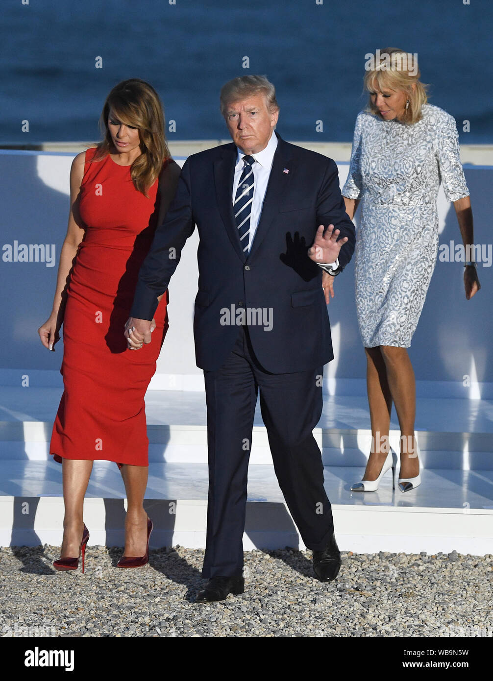 Melania Trump, sinistra, presidente Donald Trump, Brigitte Macron, presidente francese Emmanuel Macron unirsi ad altri leader politici di tutto il mondo per la foto di famiglia al Vertice del G7 a Biarritz, Francia. Foto Stock