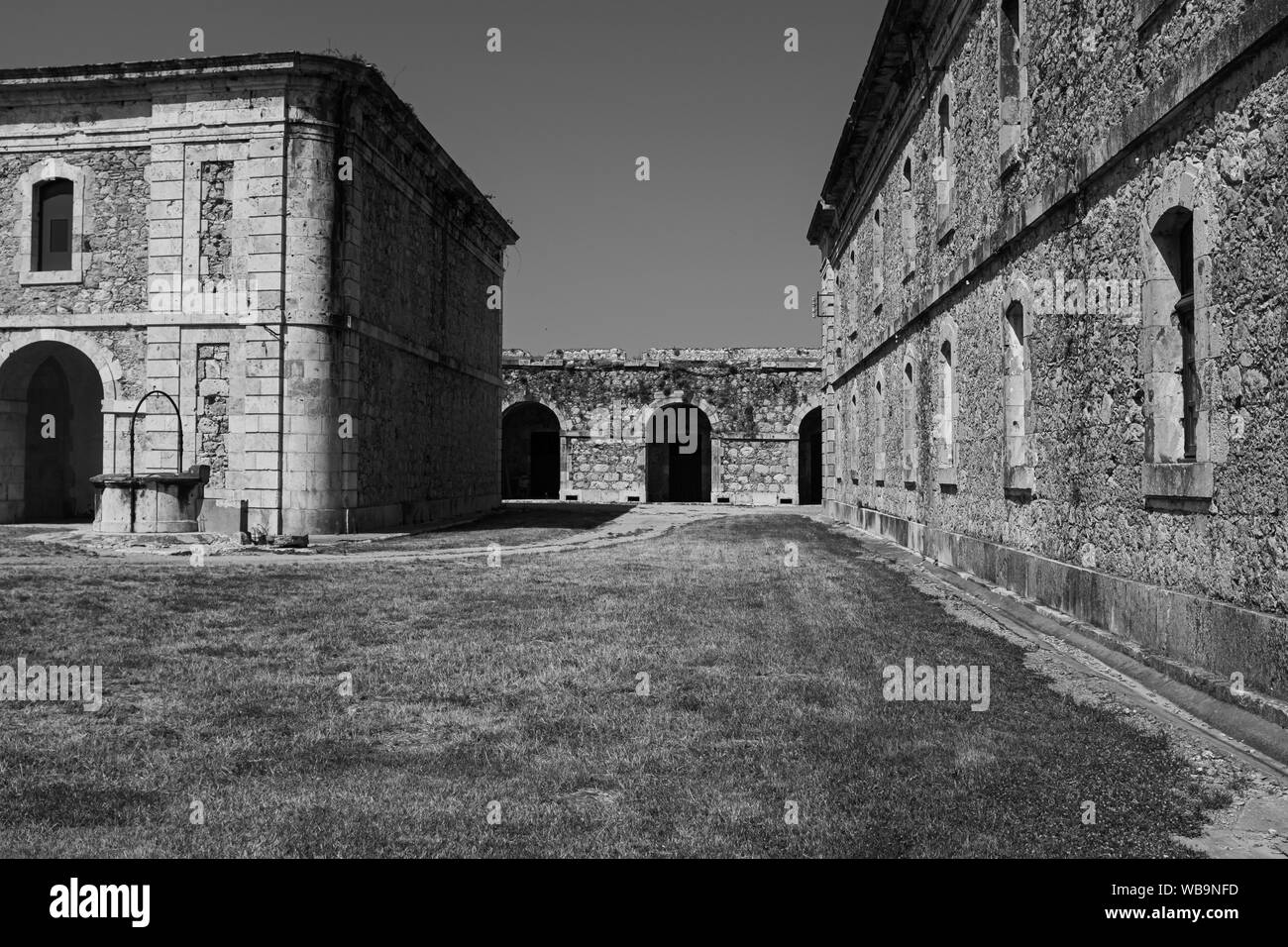 Castell de Sant Ferran (San Fernando) Castello di Figueras (Spagna). Vista parziale della fortezza: ufficiali' padiglioni e parete di tamponamento in background. Foto Stock