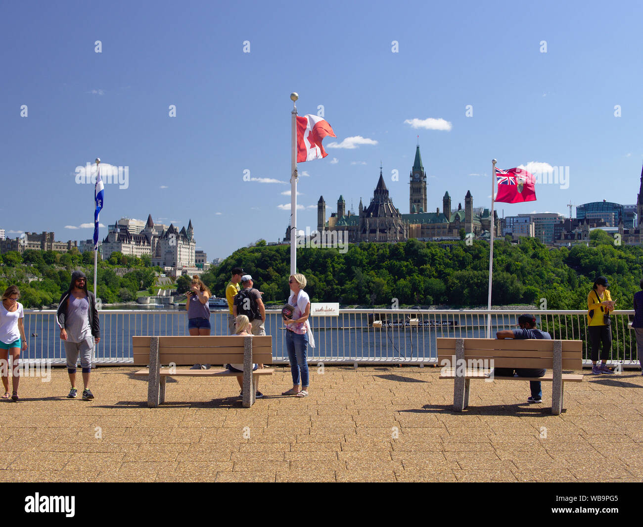 Turisti bandiere e ammirare la vista della collina del Parlamento dal Museo della Storia (sul lato del Quebec), Gatineau, Quebec, Canada. Foto Stock