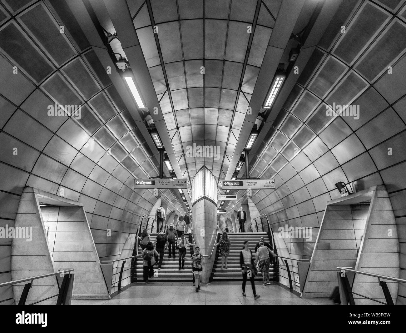 Atrio di collegamento a Southwark Stazione della Metropolitana di Londra Foto Stock