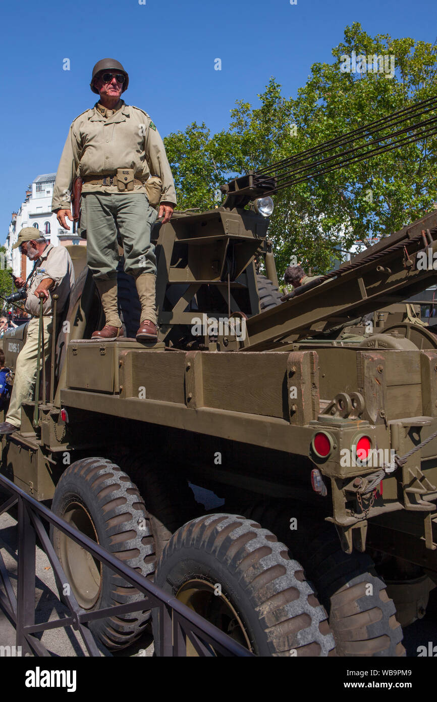 Settantacinquesimo anniversario della liberazione di Paris Parade di vintage veicoli militari in omaggio a Leclerc e i suoi uomini che entrò a Parigi il 25 agosto, 1944 Foto Stock