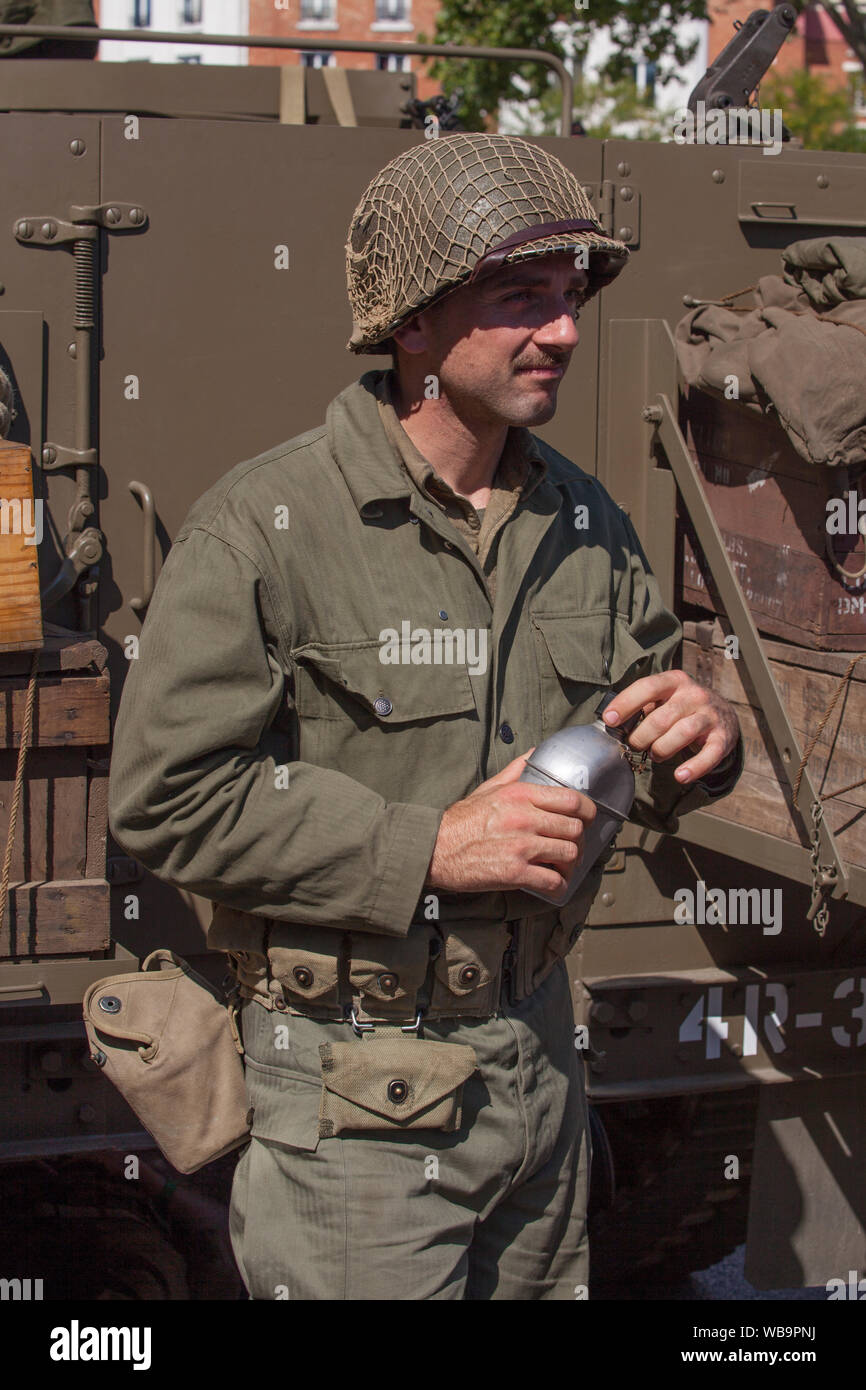 Settantacinquesimo anniversario della liberazione di Paris Parade di vintage veicoli militari in omaggio a Leclerc e i suoi uomini che entrò a Parigi il 25 agosto, 1944 Foto Stock