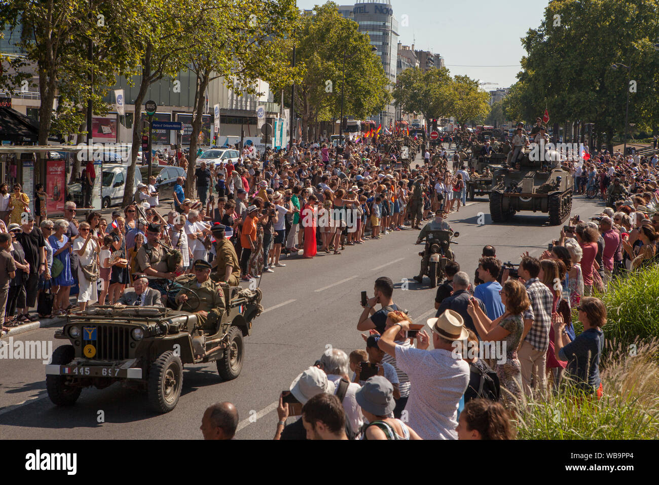 Settantacinquesimo anniversario della liberazione di Paris Parade di vintage veicoli militari in omaggio a Leclerc e i suoi uomini che entrò a Parigi il 25 agosto, 1944 Foto Stock