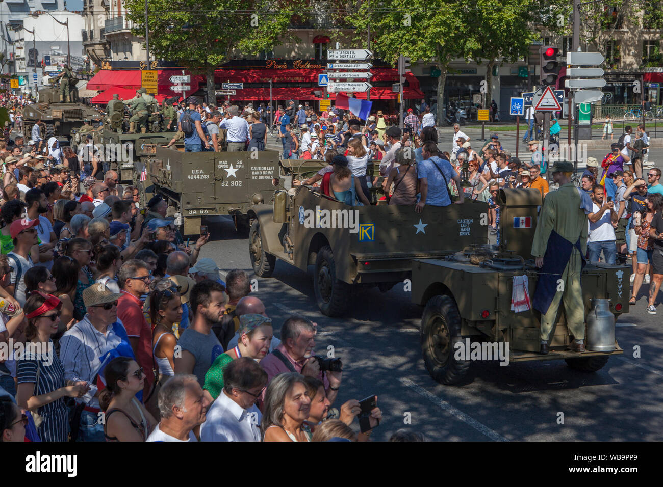 Settantacinquesimo anniversario della liberazione di Paris Parade di vintage veicoli militari in omaggio a Leclerc e i suoi uomini che entrò a Parigi il 25 agosto, 1944 Foto Stock