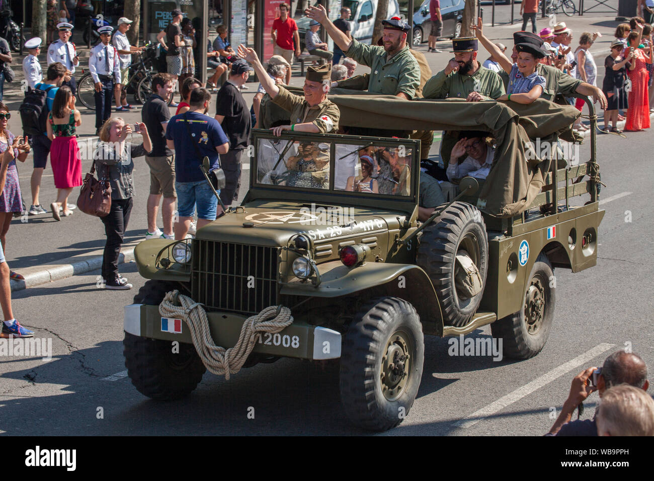 Settantacinquesimo anniversario della liberazione di Paris Parade di vintage veicoli militari in omaggio a Leclerc e i suoi uomini che entrò a Parigi il 25 agosto, 1944 Foto Stock