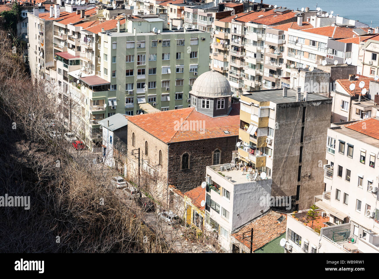 Izmir, Turchia - Marzo 2, 2019. Vista su Bet Israele sinagoga di Izmir, con gli edifici circostanti. Foto Stock