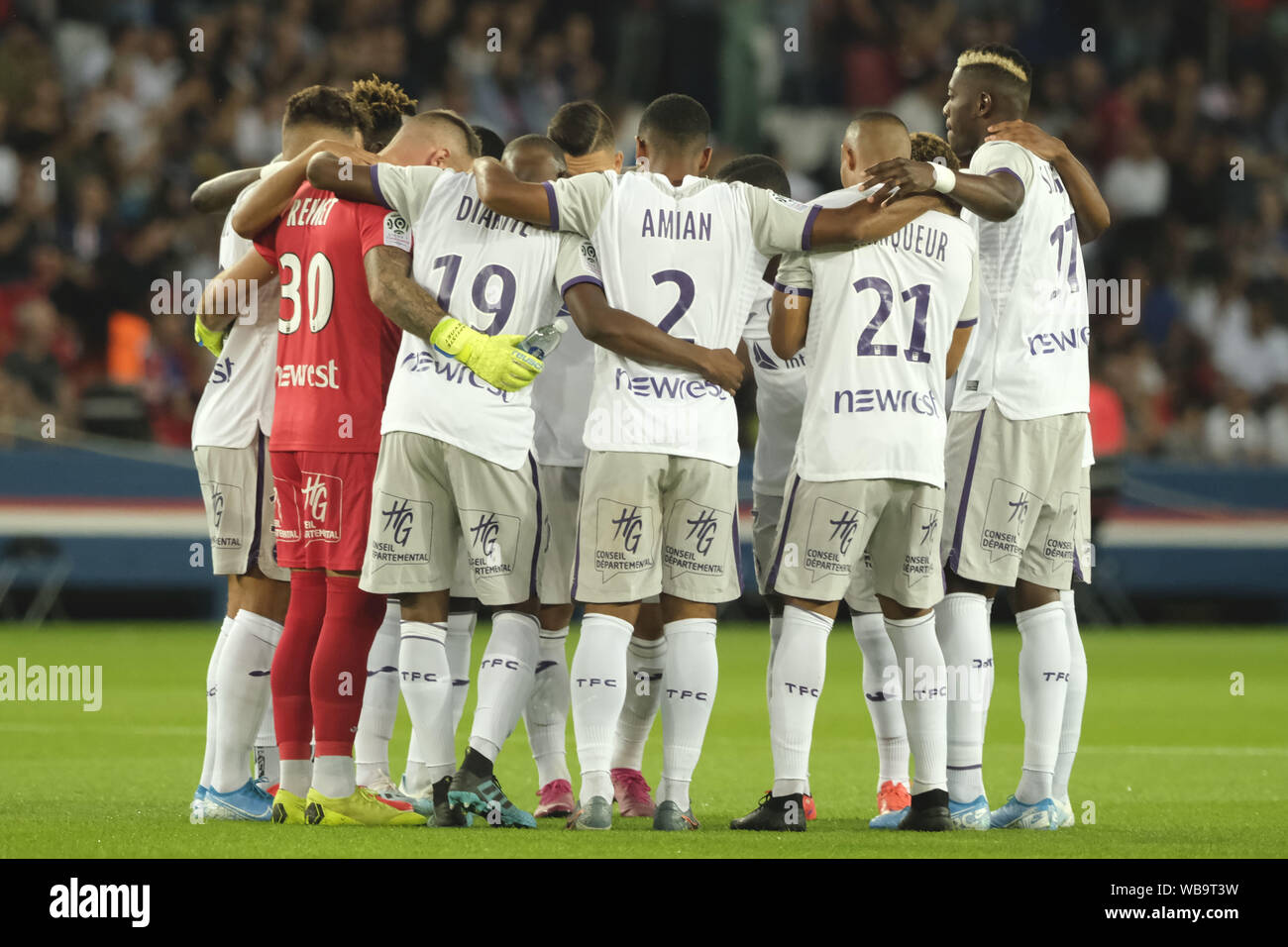 Parigi, Francia. 25 Ago, 2019. Toulouse FC team prima della partita del campionato francese di calcio, Ligue 1 Conforama tra Paris Saint Germain e Toulouse FC presso il Parc des Princes Stadium - Parigi - Francia.Paris SG ha vinto 4-0 Credito: Pierre Stevenin/ZUMA filo/Alamy Live News Foto Stock