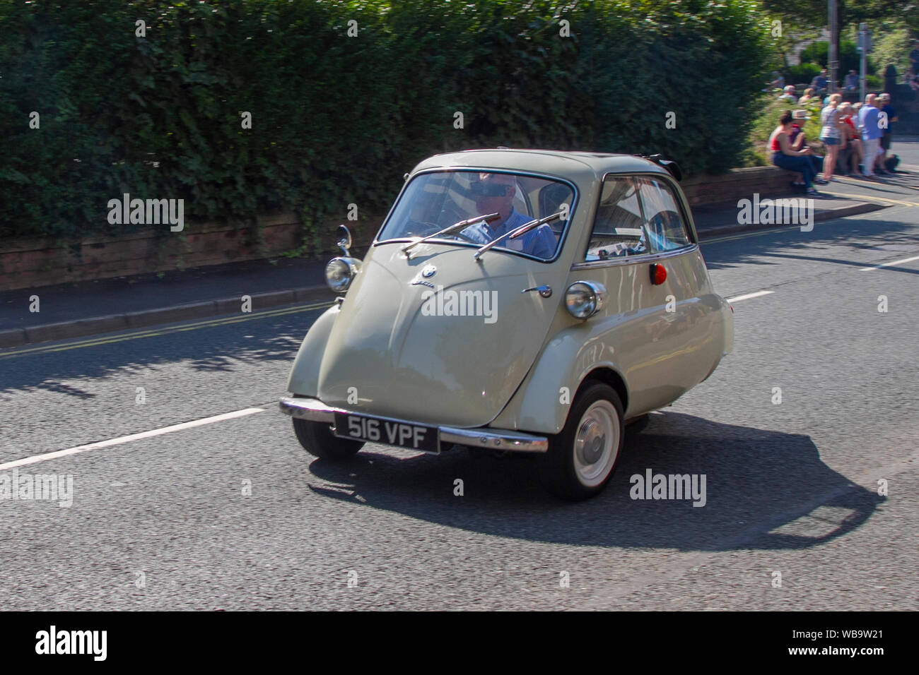 1961 crema Isetta 60, microcarche, bollicine classiche, Ormskirk UK Foto Stock