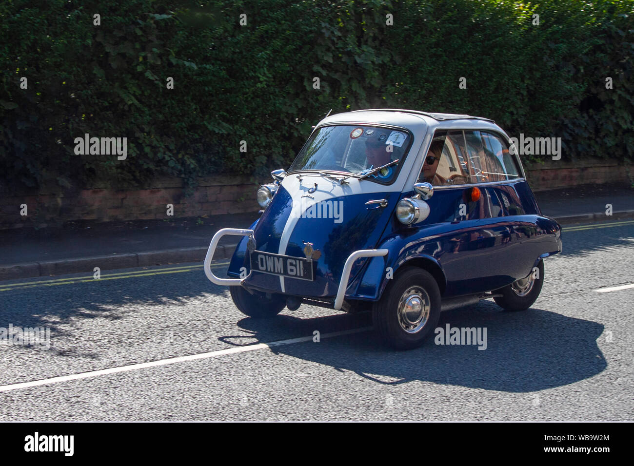 1958 Blue BMW Isetta al MotorFest di Ormskirk, con i classici delle microcarche e le bollicine nel centro storico della città, a Lancashire, Gran Bretagna, evento Ormskirk MotorFest. Foto Stock