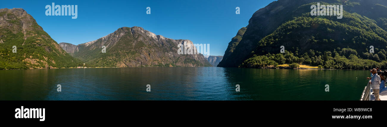 Fiordo, Naerøyfjord, pareti rocciose, montagne, cielo blu, Styvi, Sogn og Fjordane, Norvegia, Scandinavia, Europa, né, viaggi, turismo, destinazione sightseei Foto Stock