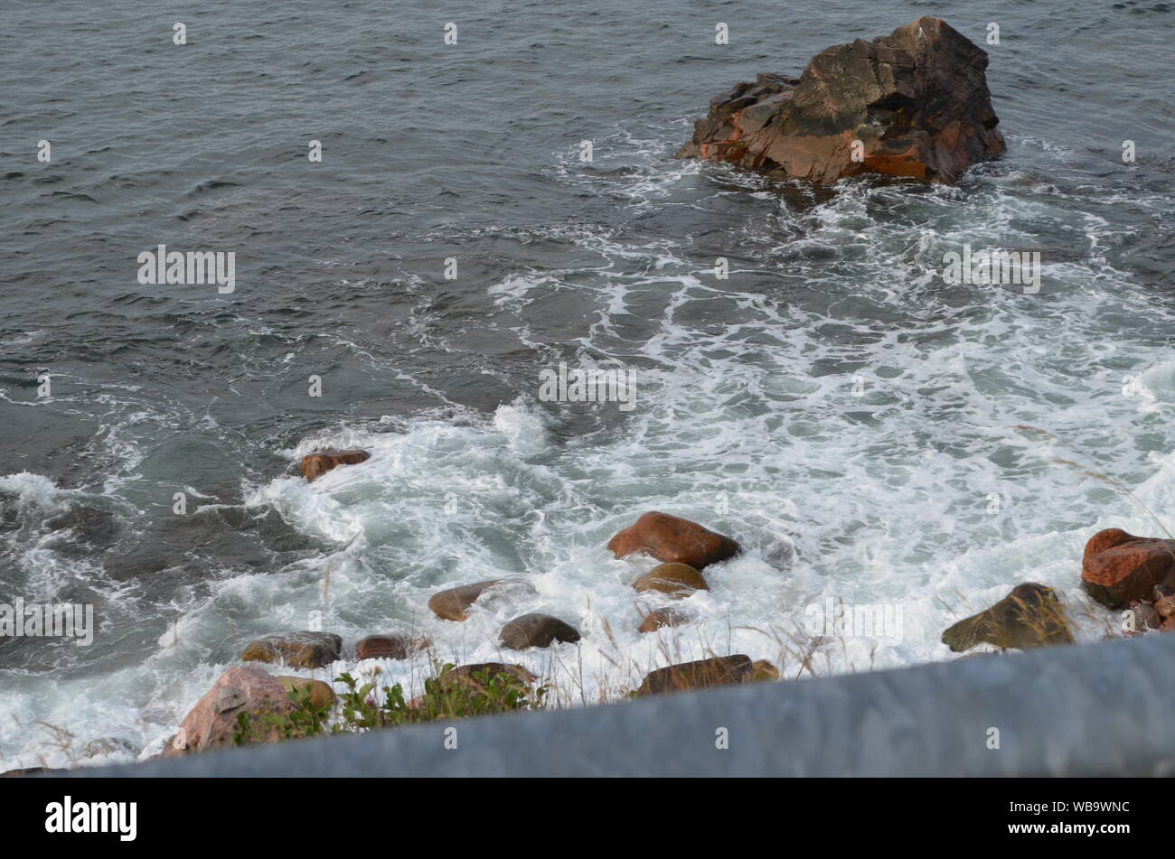 Summertime in Nova Scotia: costa rocciosa vicino Ingonish su Cape Breton Island Foto Stock