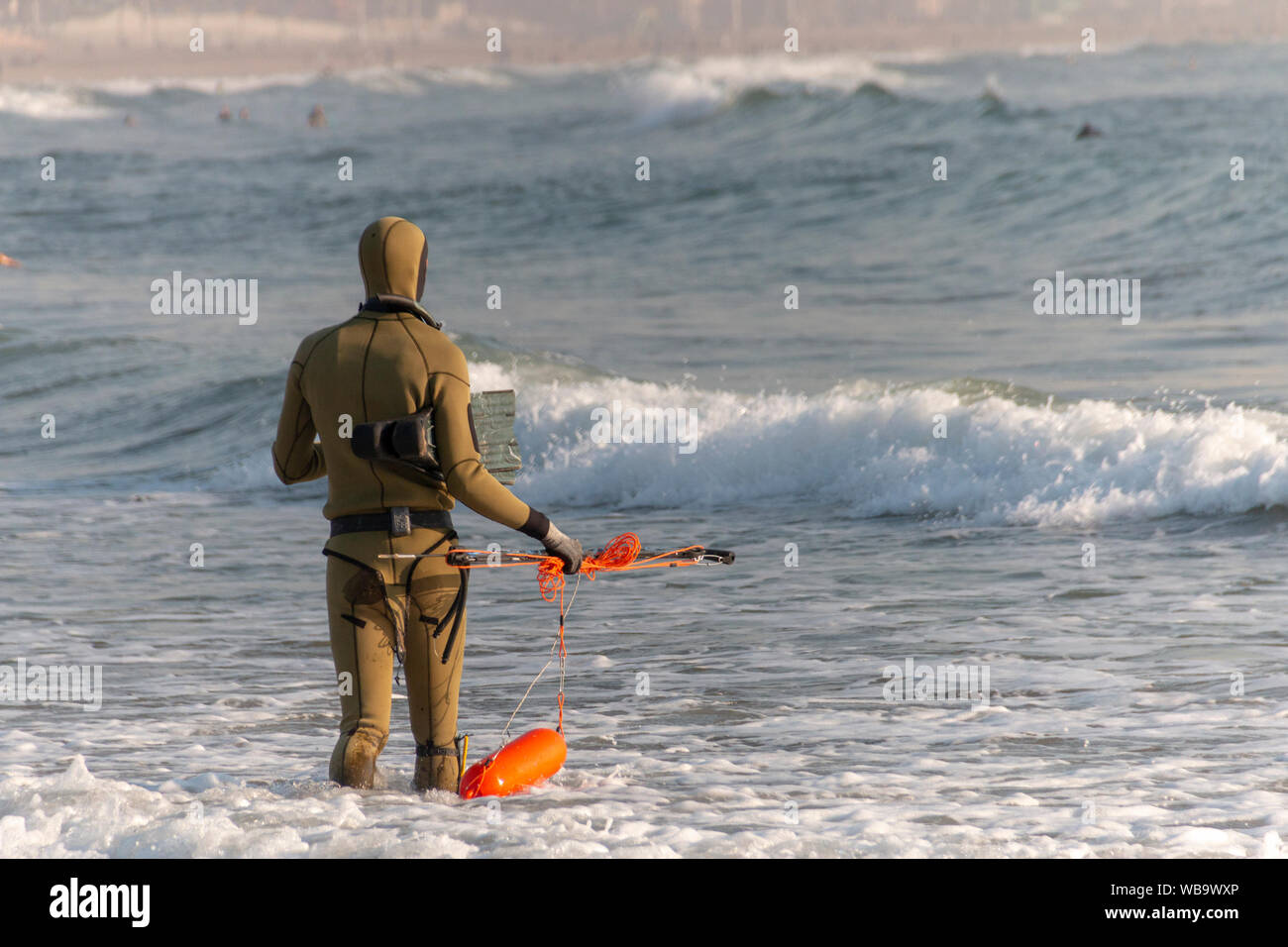 Una vista ravvicinata di un lavatore subacqueo in attesa di entrare nel mare Foto Stock