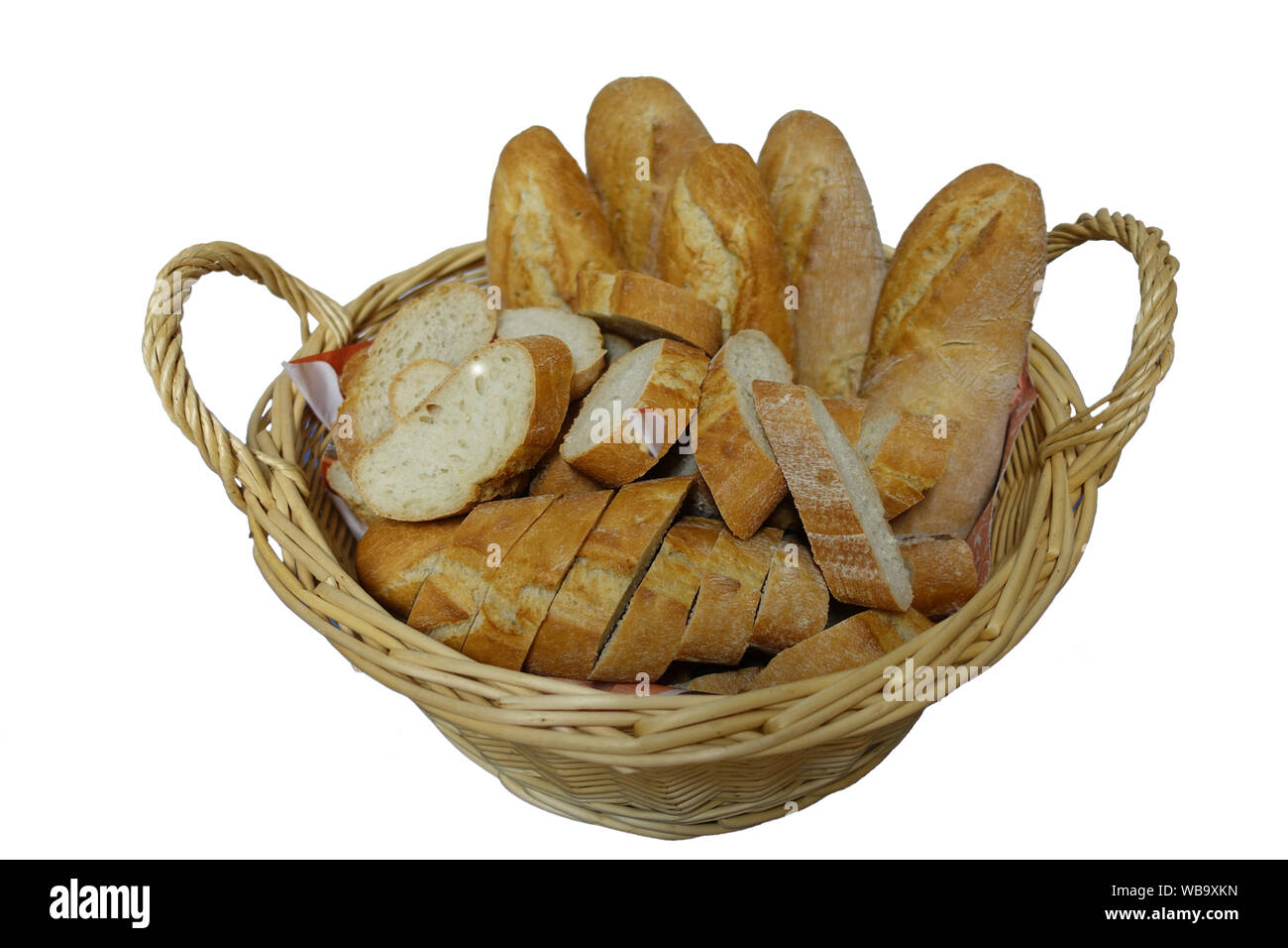 Weidenkorb mit geschnittenem Baguette-Brot auf weißem Hintergrund - Freisteller Foto Stock