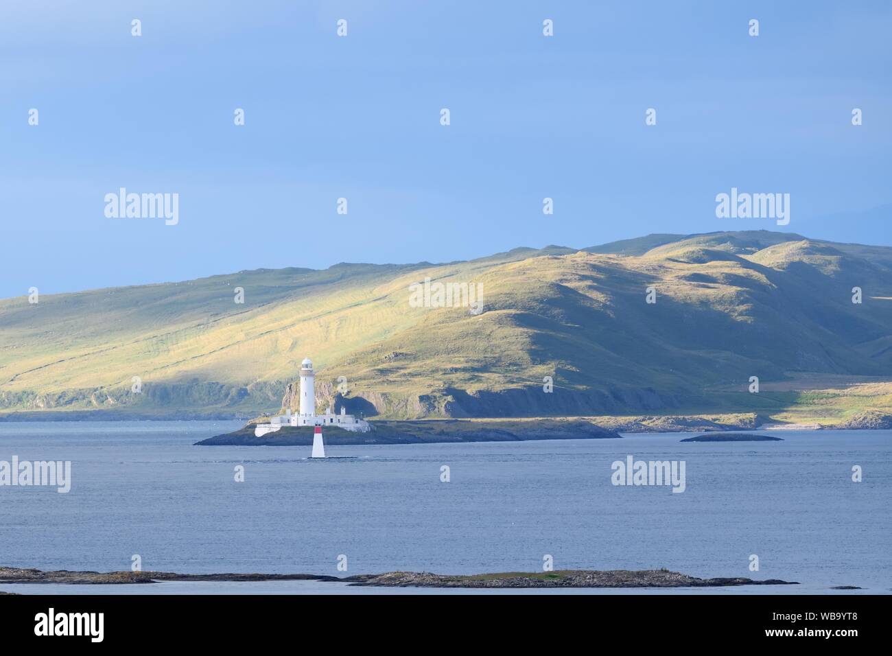 Eilean Musdile faro o Lismore Faro all'entrata a Loch Linnhe e il suono di Mull sulla costa ovest della Scozia, Regno Unito, Europa Foto Stock