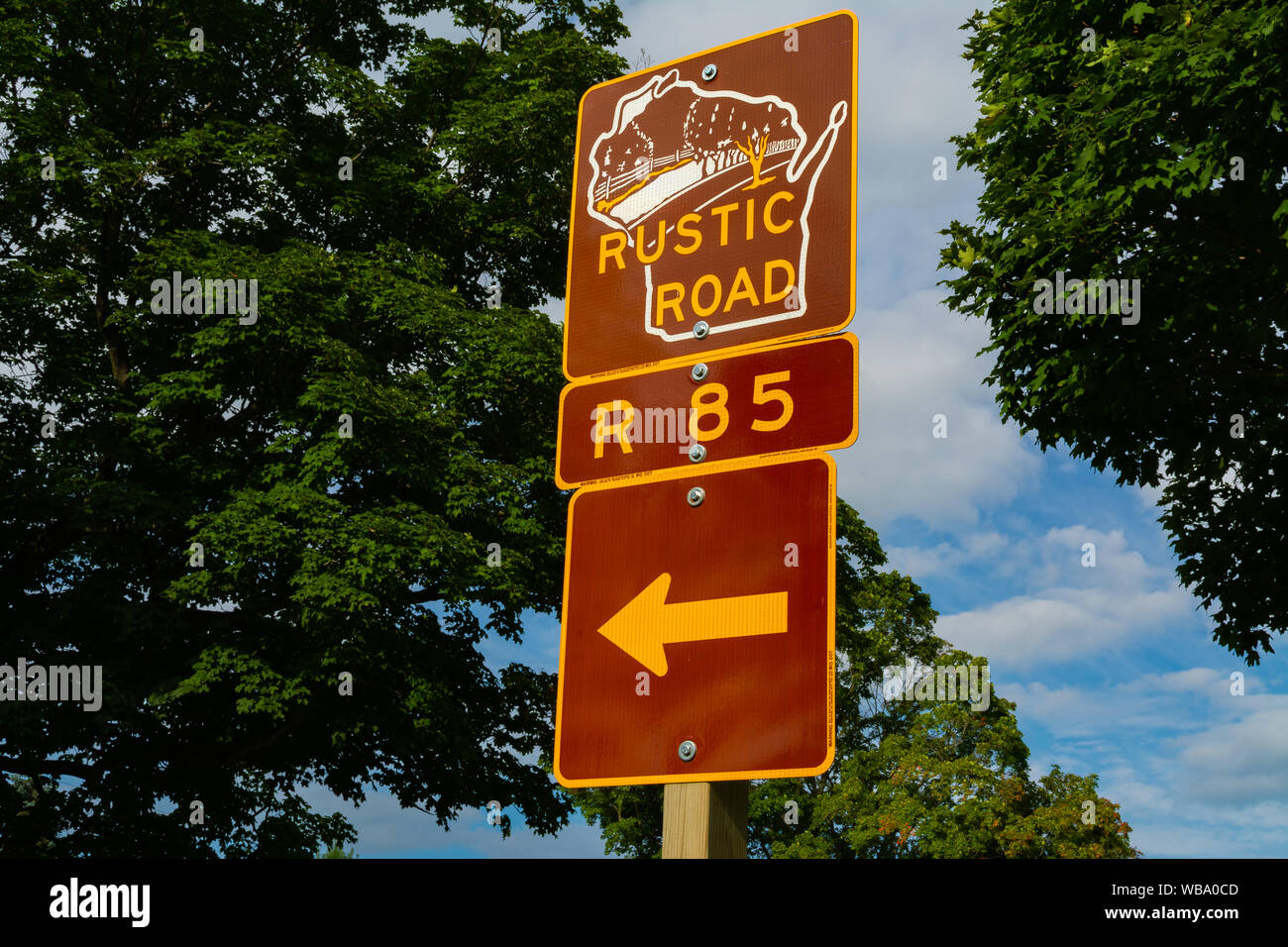 Rustico strada R 85 cartello stradale. Wisconsin, USA Foto Stock