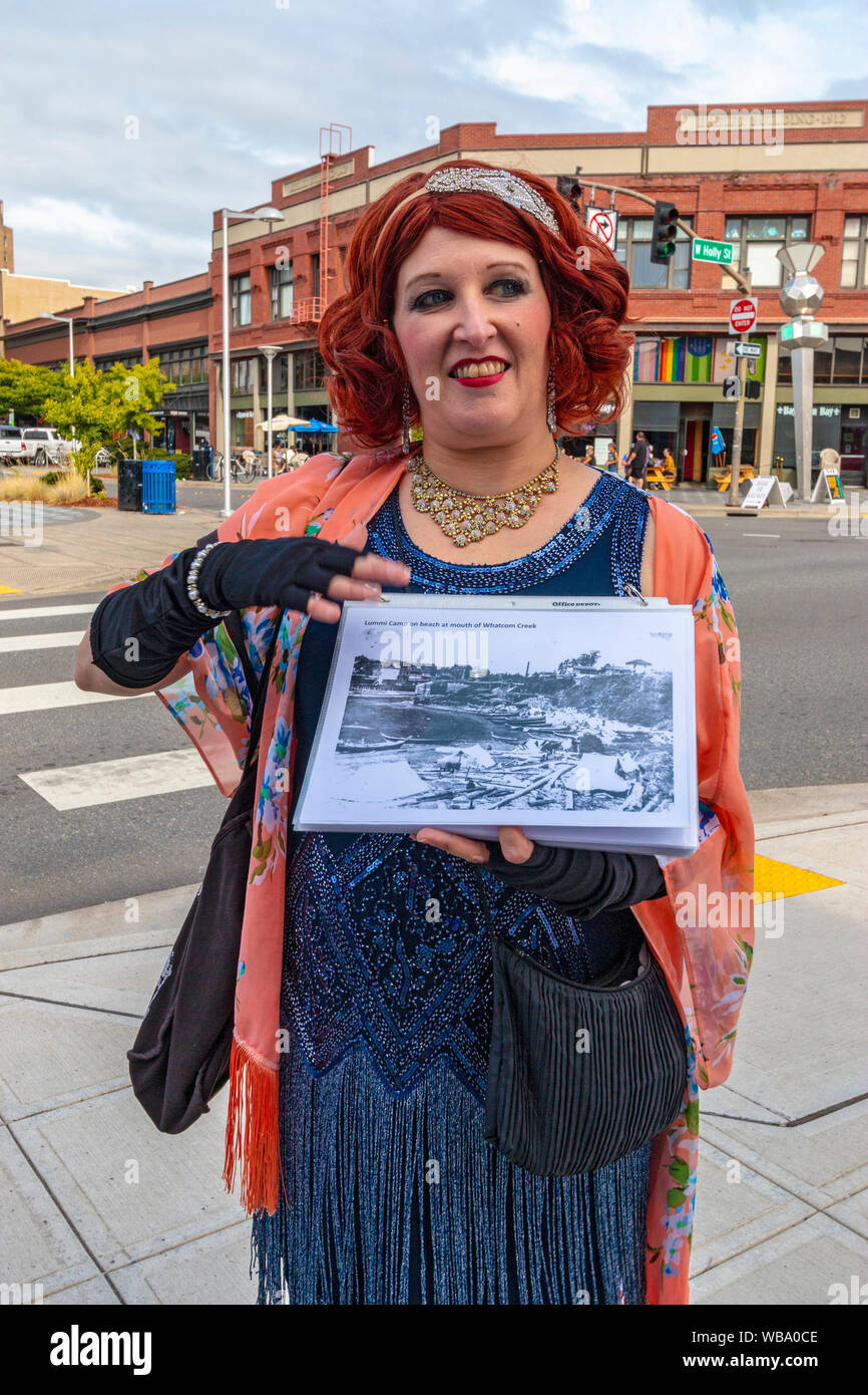 Buon tempo le ragazze è un azienda che prende la gente sulla storica tour a piedi di Bellingham, WA. Le guide abito in 1920s enca era abbigliamento e hanno un grande senso dell'umorismo. Foto Stock