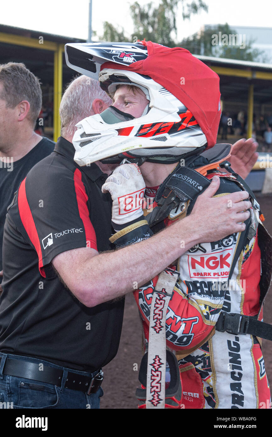 Sheffield, Regno Unito. 25 Ago, 2019. SHEFFIELD, Inghilterra, Agosto 25th ha attirato Kemp ottiene un abbraccio celebrativo da Kent team manager Chris caccia durante il campionato nazionale migliori coppie campionato a Owlerton Stadium, Sheffield domenica 25 agosto 2019 (credito: Ian Charles | MI News) Credito: MI News & Sport /Alamy Live News Foto Stock