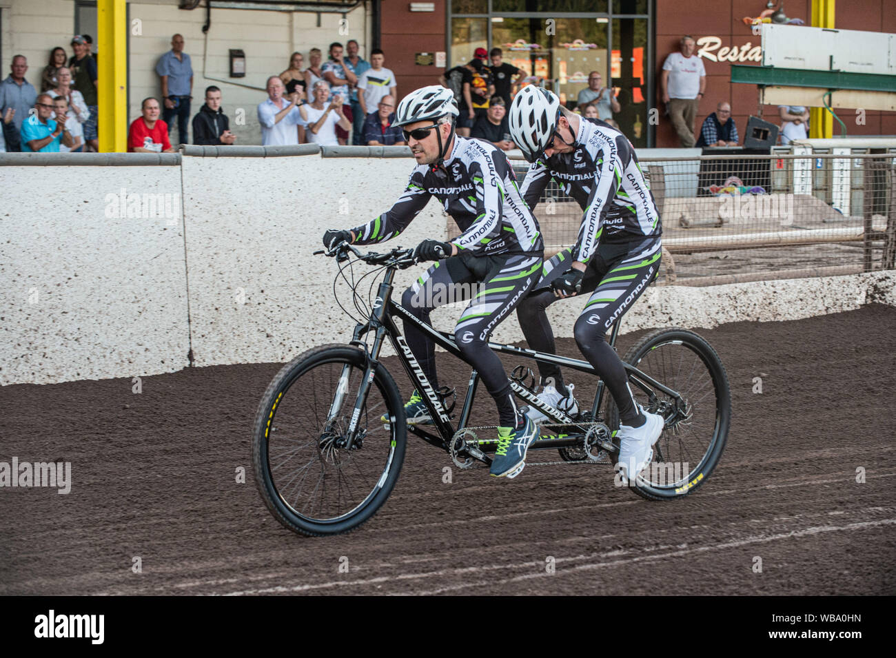 Sheffield, Regno Unito. 25 Ago, 2019. SHEFFIELD, Inghilterra, Agosto 25th ex pilota di Sheffield Ricky Ashworth a prendere il Owlerton via sul suo tandem con pilota Duncan Bower. Ashworth è ancora il record della pista titolare presso la pista, prima che egli ha subito un grave pregiudizio nel 2013. L'equitazione in tandem è parte della sua riabilitazione durante il campionato nazionale migliori coppie campionato a Owlerton Stadium, Sheffield domenica 25 agosto 2019 (credito: Ian Charles | MI News) Credito: MI News & Sport /Alamy Live News Foto Stock