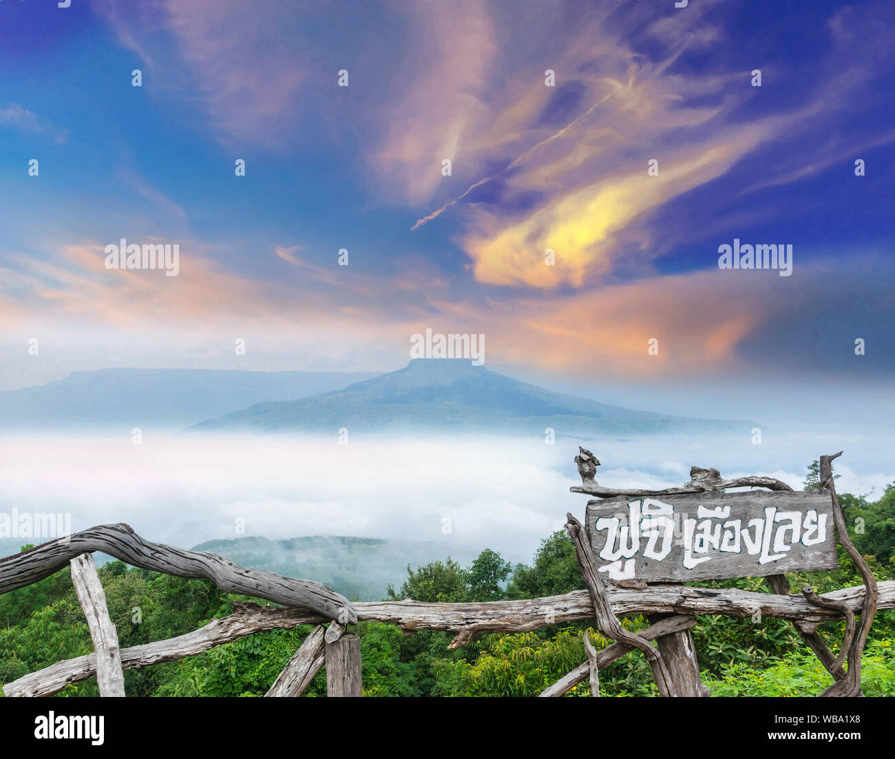 Abstract il punto di osservazione a monte nel Phu Pa por Fuji Loei, Loei provincia, Thailandia fuji mountain simile al Giappone del monte Fuji.(la tailandese Foto Stock