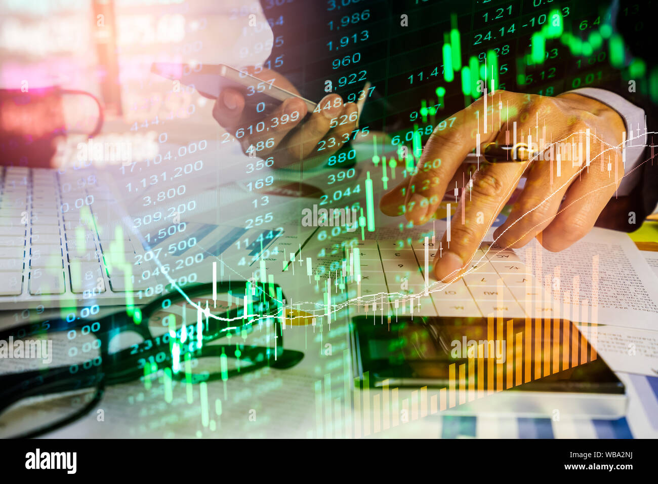 Mercato azionario o forex trading grafico e candelabro grafico adatto per gli investimenti finanziari concetto. Economia sullo sfondo delle tendenze per l'idea di business e di un Foto Stock