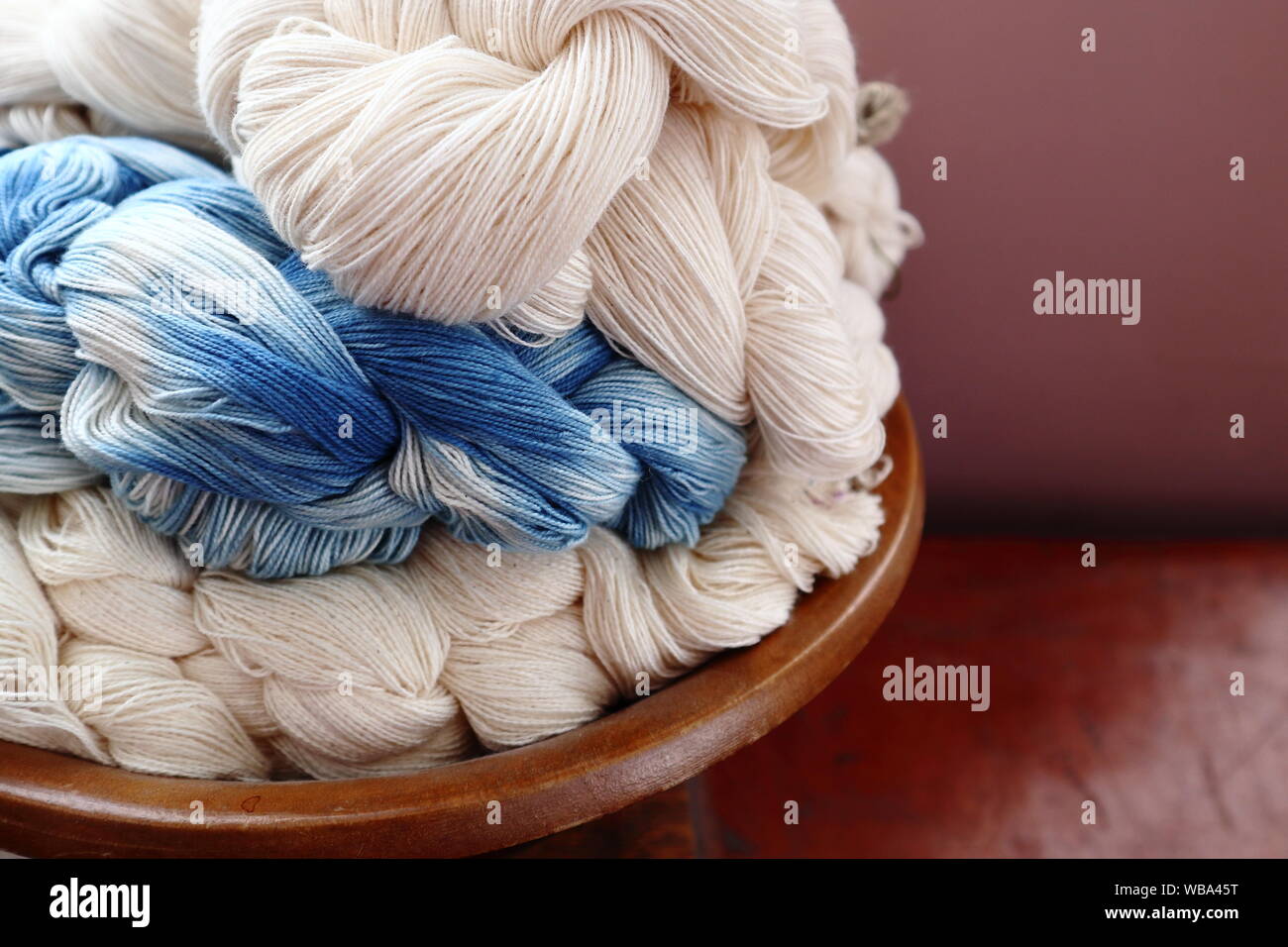 Cotone catene di ordito in naturale non tinta e indigo mano filati tinti Foto Stock