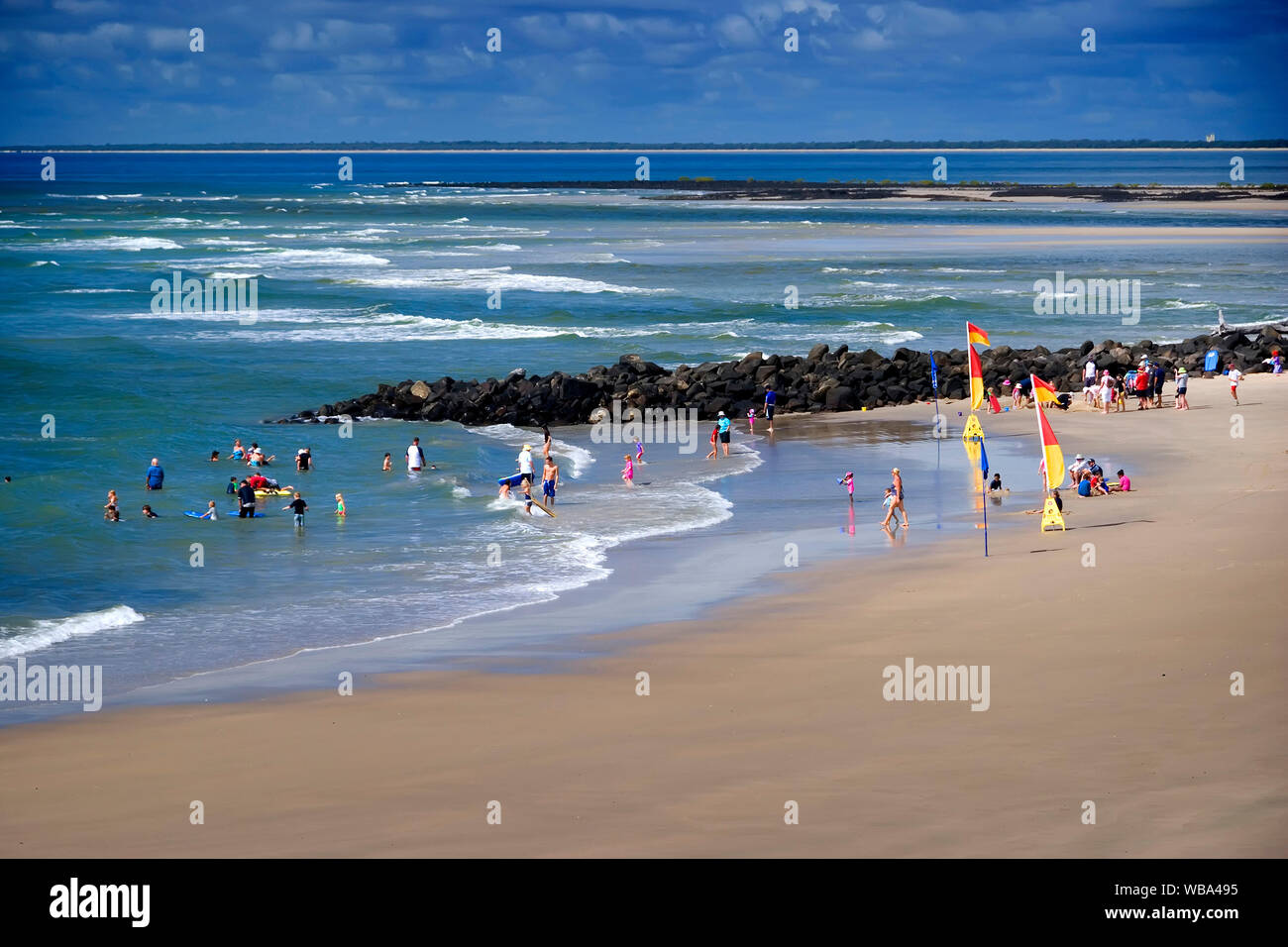 Elliott teste, una popolare destinazione turistica: villaggio costiero con una piccola spiaggia dell'oceano e un ampio sandy river delta per il rilassamento e sunbathi Foto Stock