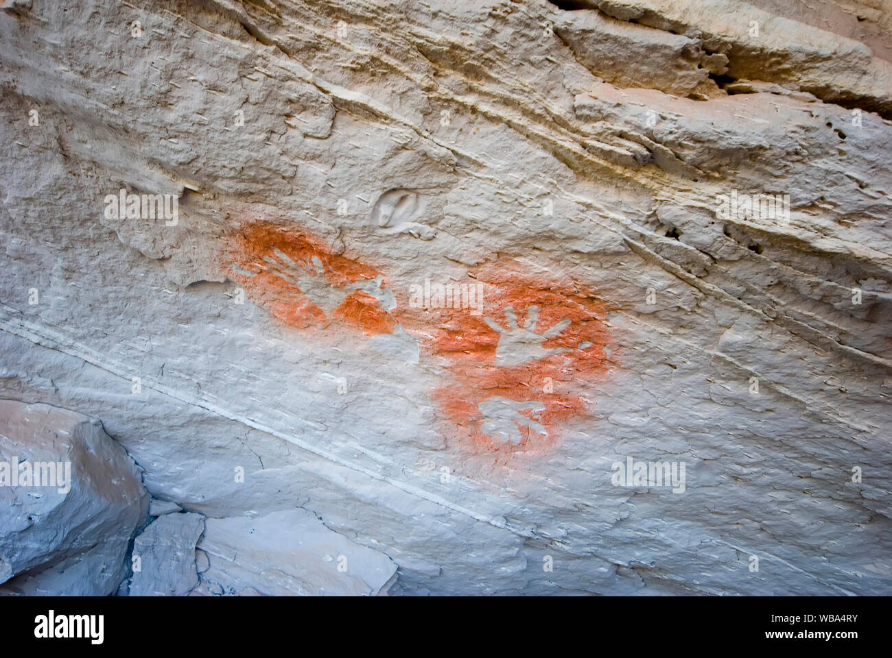 Arte rupestre degli Aborigeni: mano stencil. Gli aborigeni hanno usato questi ripari per quasi 20 000 anni. Montare Moffatt sezione, Carnarvon Nazione Foto Stock