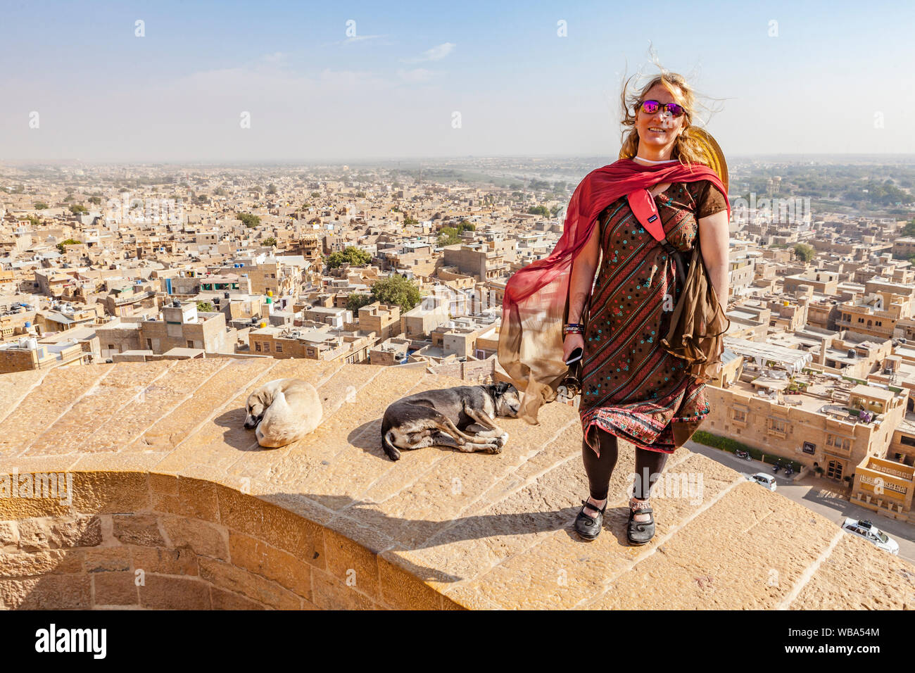 Una femmina caucasica traveler sopra i muri di Jaisalmer Fort, Jaisalmer, Rajasthan, India. Foto Stock