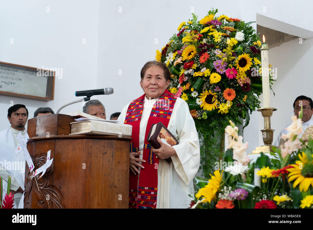 Femmina clero luterano membro viene ordinato vescovo durante una cerimonia alla risurrezione della Chiesa evangelica luterana nella zona centrale di San Salvador El Salvador. Foto Stock