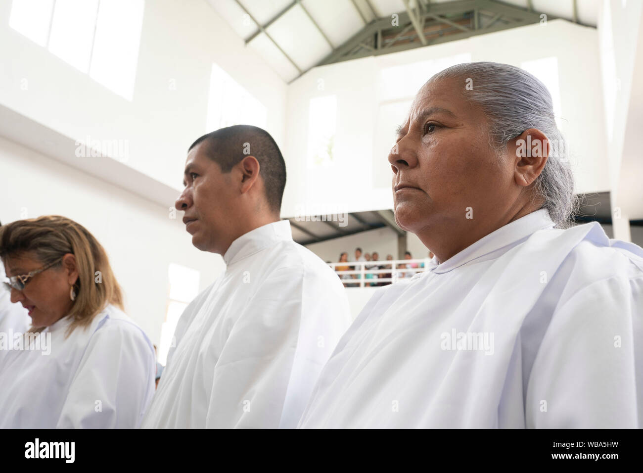 America centrale maschio e femmina seminaristi luterana ordinazione attendono nel corso di una cerimonia alla risurrezione della Chiesa evangelica luterana in San Salvador El Salvador. Foto Stock