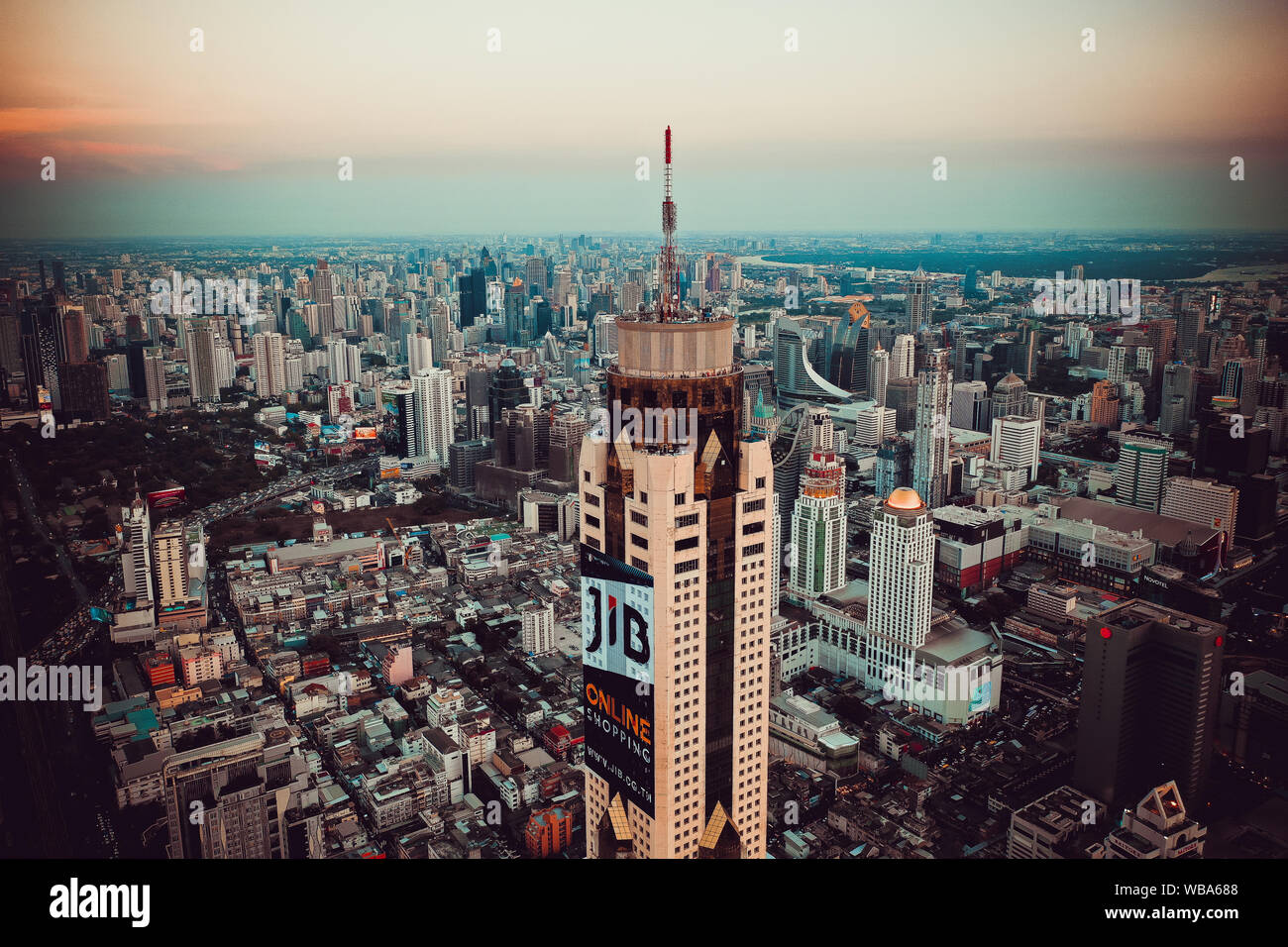 Siam e Rachathewi viste da sopra a Bangkok in Tailandia Foto Stock