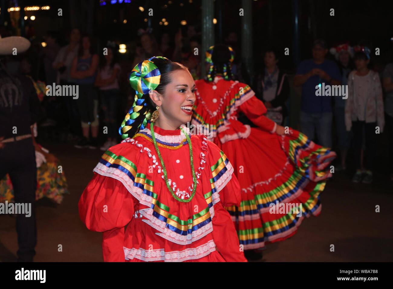 Mexican woman dancing in abito tradizionale. Foto Stock