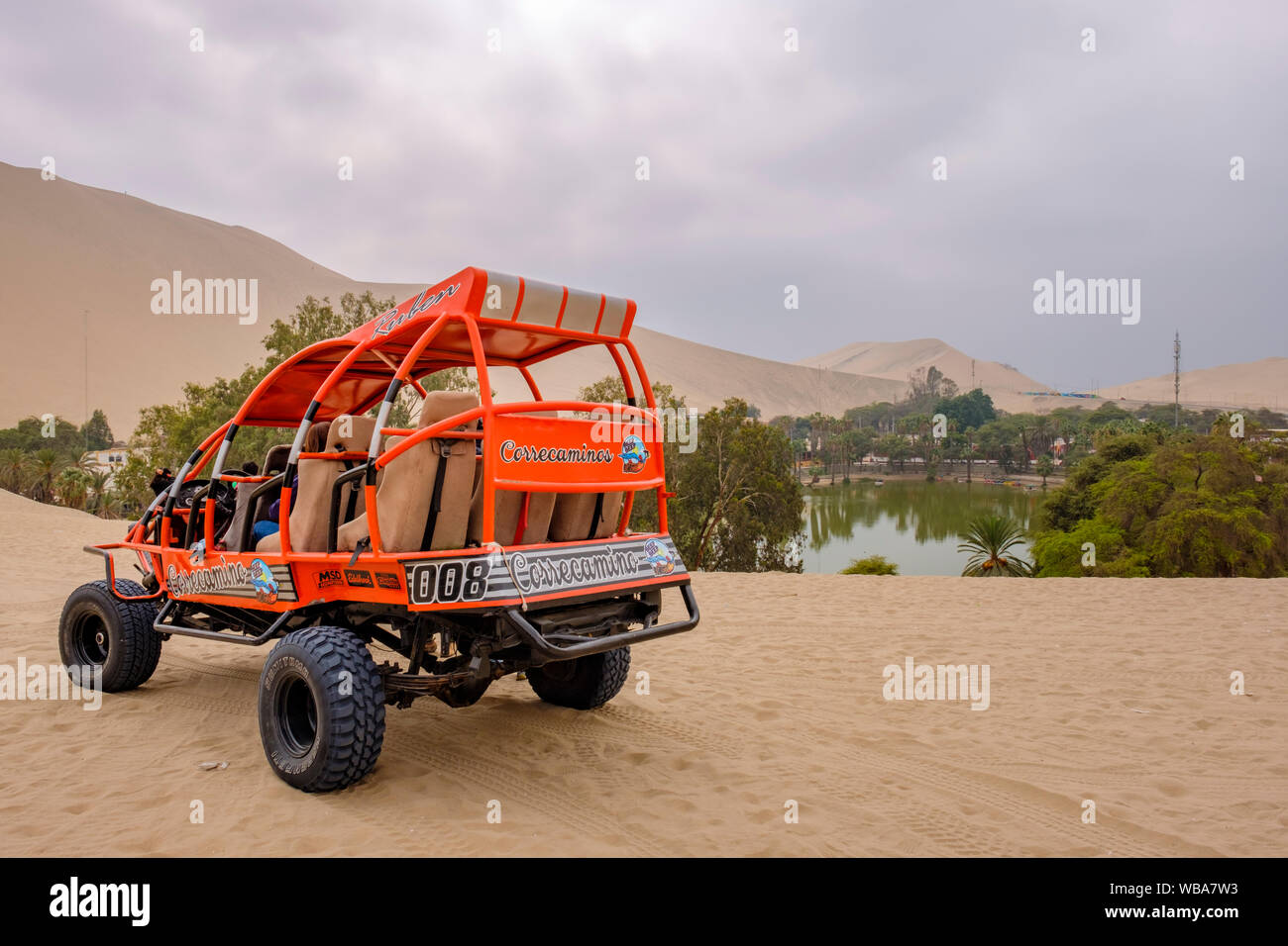 Dune Buggy, Huacachina oasi nel deserto, Ica, Perù Foto Stock