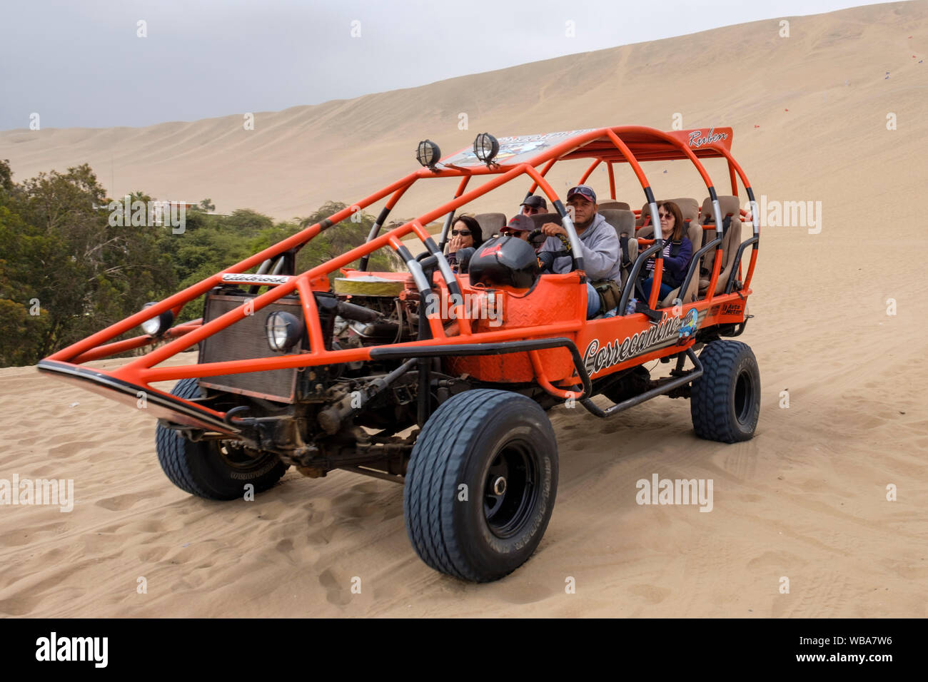 Dune Buggy con turisti, Huacachina oasi nel deserto, Ica, Perù Foto Stock