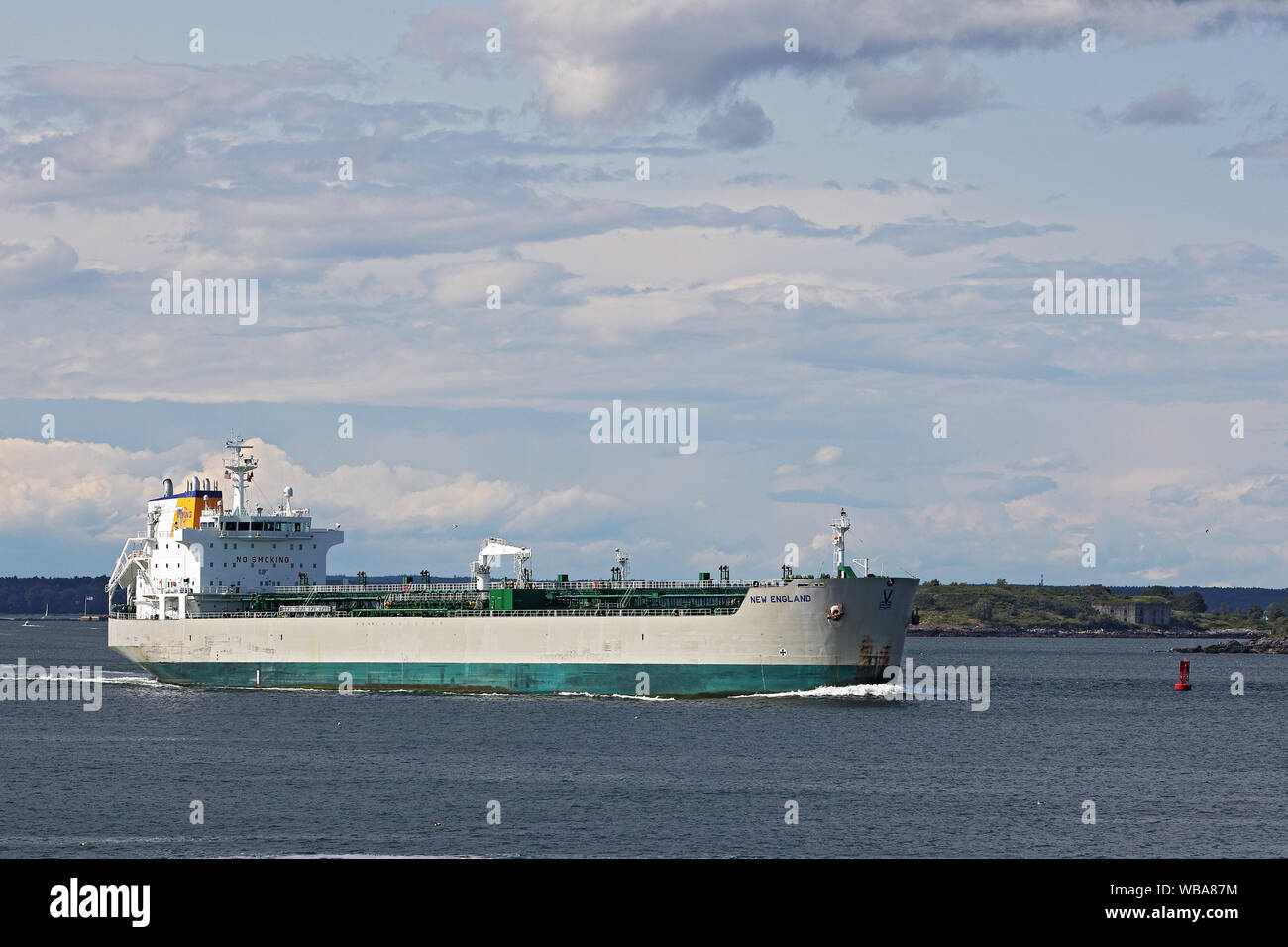 Portland, Maine - Agosto 10, 2019: Vista di Danforth cove e a una grande nave da carico da Fort Williams Park a Portland, principale Foto Stock