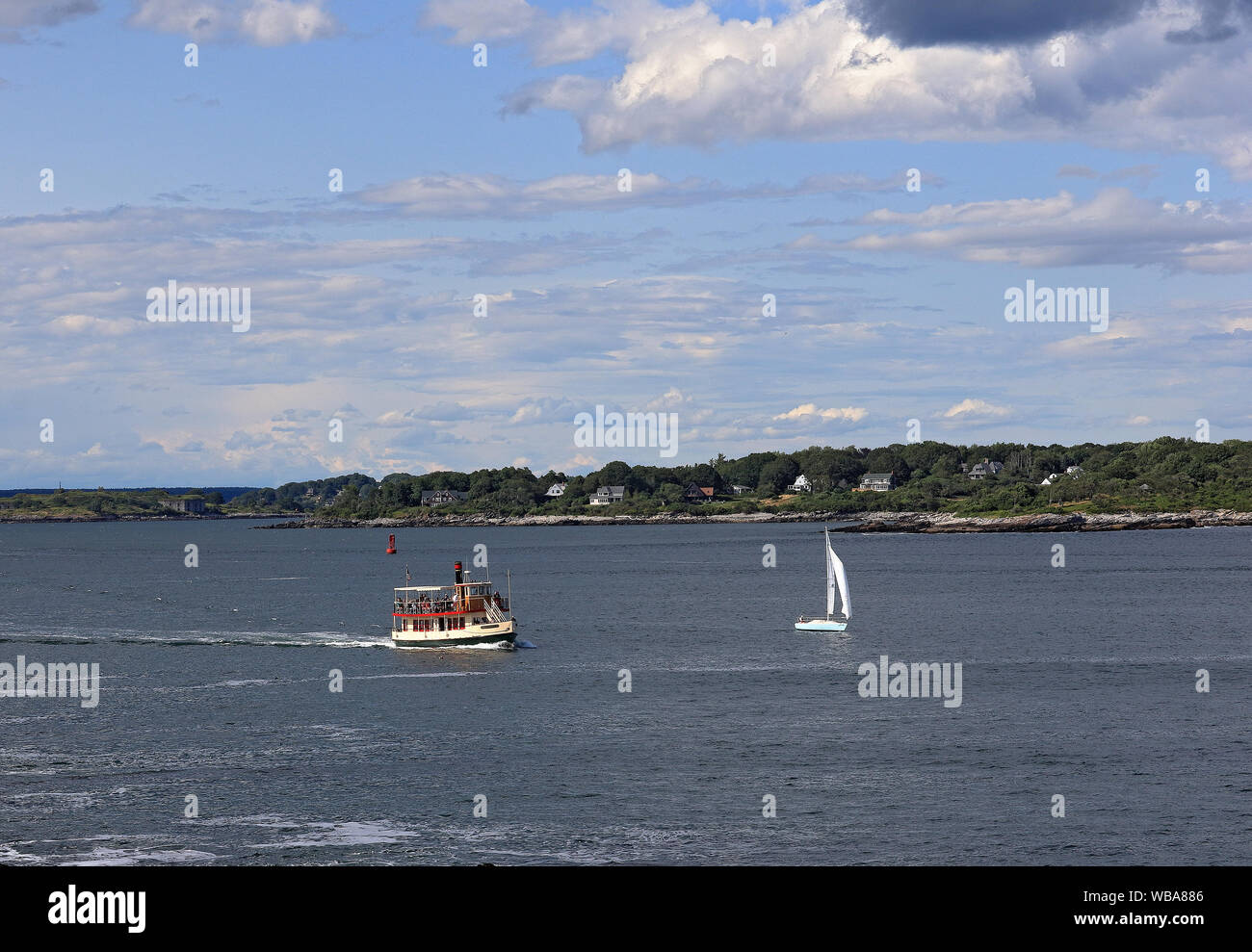 Portland, Maine - Agosto 10, 2019: Vista di Danforth cove e barche da Fort Williams Park a Portland, principale Foto Stock