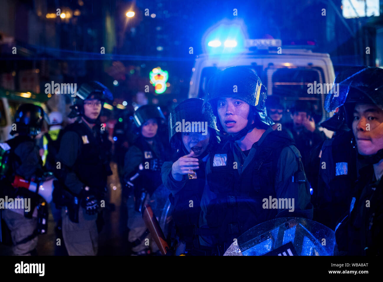 Hong Kong, Cina. 25 Ago, 2019. Sommossa poliziotti guard le strade durante una manifestazione di protesta a Hong Kong.centinaia di polizia è stato distribuito per riacquisire il controllo per le strade di Hong Kong come decine di migliaia di pro democrazia manifestanti hanno aderito e occupato le strade per protestare contro il governo di Hong Kong e impegnativa di un organismo indipendente che deve essere impostato per indagare la polizia brutalità azioni intraprese dalla polizia nei confronti dei dimostranti. Credito: SOPA Immagini limitata/Alamy Live News Foto Stock