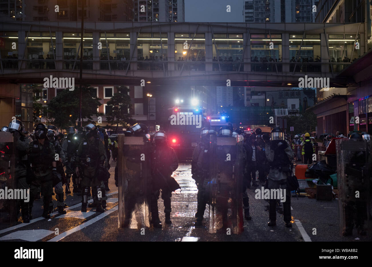 Hong Kong, Cina. 25 Ago, 2019. Sommossa poliziotti guard le strade durante una manifestazione di protesta a Hong Kong.centinaia di polizia è stato distribuito per riacquisire il controllo per le strade di Hong Kong come decine di migliaia di pro democrazia manifestanti hanno aderito e occupato le strade per protestare contro il governo di Hong Kong e impegnativa di un organismo indipendente che deve essere impostato per indagare la polizia brutalità azioni intraprese dalla polizia nei confronti dei dimostranti. Credito: SOPA Immagini limitata/Alamy Live News Foto Stock