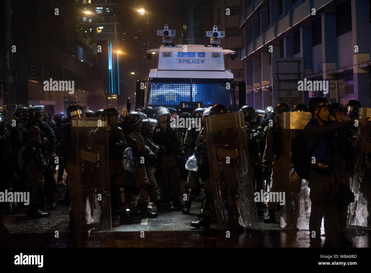 Hong Kong, Cina. 25 Ago, 2019. Una polizia acqua riduttori canon verso i manifestanti dopo un governo anti-rally in Hong Kong.centinaia di polizia è stato distribuito per riacquisire il controllo per le strade di Hong Kong come decine di migliaia di pro democrazia manifestanti hanno aderito e occupato le strade per protestare contro il governo di Hong Kong e impegnativa di un organismo indipendente che deve essere impostato per indagare la polizia brutalità azioni intraprese dalla polizia nei confronti dei dimostranti. Credito: SOPA Immagini limitata/Alamy Live News Foto Stock