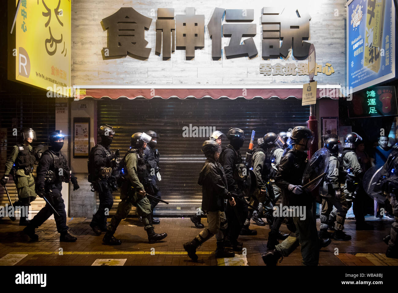 Hong Kong, Cina. 25 Ago, 2019. Sommossa poliziotti rush per confrontarsi con i dimostranti durante la dimostrazione.centinaia di polizia è stato distribuito per riacquisire il controllo per le strade di Hong Kong come decine di migliaia di pro democrazia manifestanti hanno aderito e occupato le strade per protestare contro il governo di Hong Kong e impegnativa di un organismo indipendente che deve essere impostato per indagare la polizia brutalità azioni intraprese dalla polizia nei confronti dei dimostranti. Credito: SOPA Immagini limitata/Alamy Live News Foto Stock