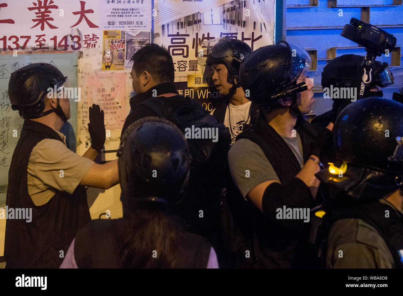 Hong Kong, Cina. 25 Ago, 2019. Sommossa ufficiali della polizia cattura di un manifestante durante gli scontri.centinaia di polizia è stato distribuito per riacquisire il controllo per le strade di Hong Kong come decine di migliaia di pro democrazia manifestanti hanno aderito e occupato le strade per protestare contro il governo di Hong Kong e impegnativa di un organismo indipendente che deve essere impostato per indagare la polizia brutalità azioni intraprese dalla polizia nei confronti dei dimostranti. Credito: SOPA Immagini limitata/Alamy Live News Foto Stock