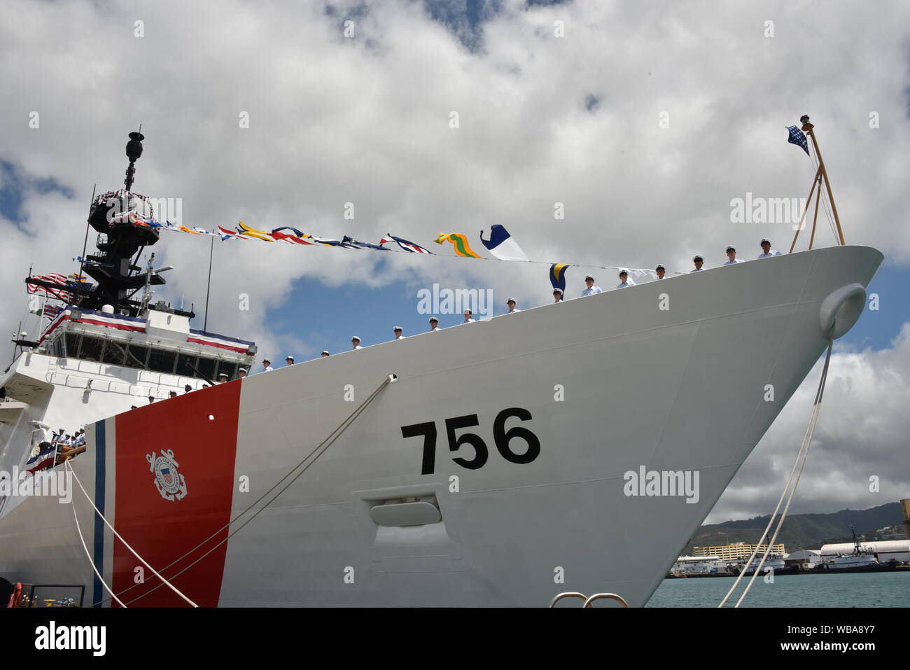 Il suo equipaggio dalla Guardacoste Kimball WMSL (756) linea le rotaie per "portare la nave a vita" durante una cerimonia di messa in servizio presso la Guardia Costiera Honolulu Base, 24 agosto 2019. Kimball la nave sorella, il guardacoste Midgett WMSL (757), è stata commissionata anche durante la cerimonia. La leggenda del due-classe di sicurezza nazionale taglierine homeport a Honolulu. (U.S. Coast Guard foto di Chief Petty Officer Sherri Eng/rilasciato) Foto Stock