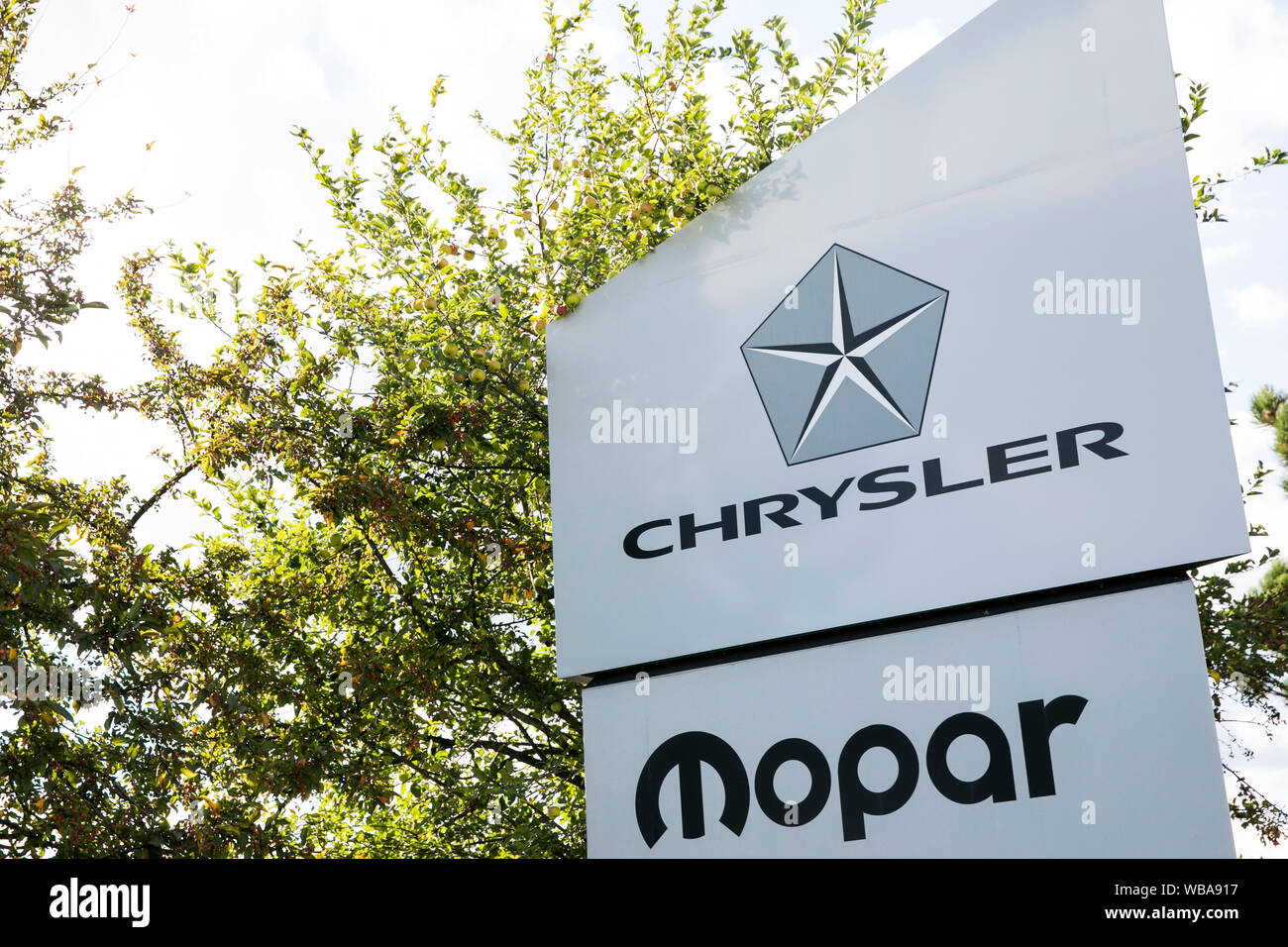 Un segno del logo al di fuori di una struttura occupata da Chrysler Mopar in Streetsboro, Ohio, 10 agosto 2019. Foto Stock