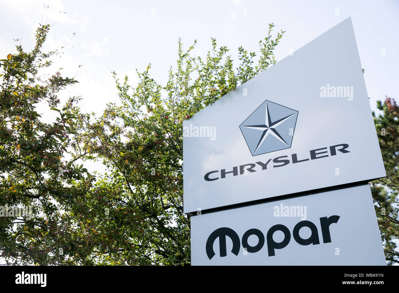 Un segno del logo al di fuori di una struttura occupata da Chrysler Mopar in Streetsboro, Ohio, 10 agosto 2019. Foto Stock