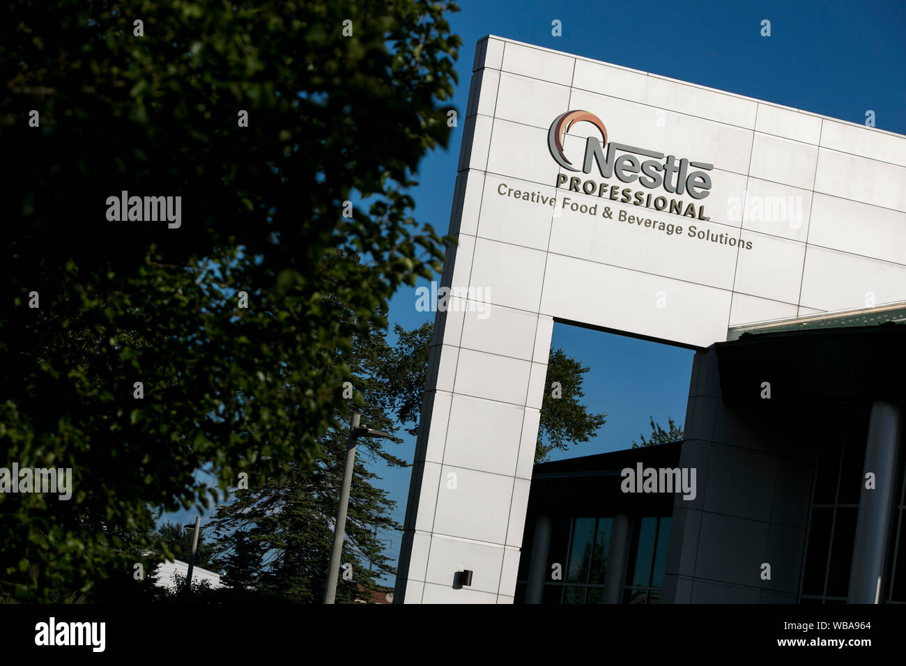 Un segno del logo al di fuori di una struttura occupata da Nestlé Professional a Solon, Ohio, 10 agosto 2019. Foto Stock
