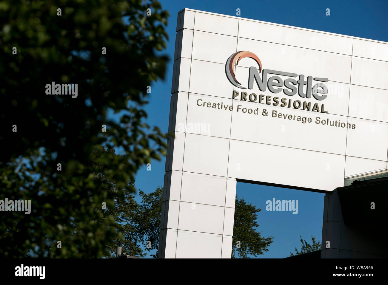 Un segno del logo al di fuori di una struttura occupata da Nestlé Professional a Solon, Ohio, 10 agosto 2019. Foto Stock