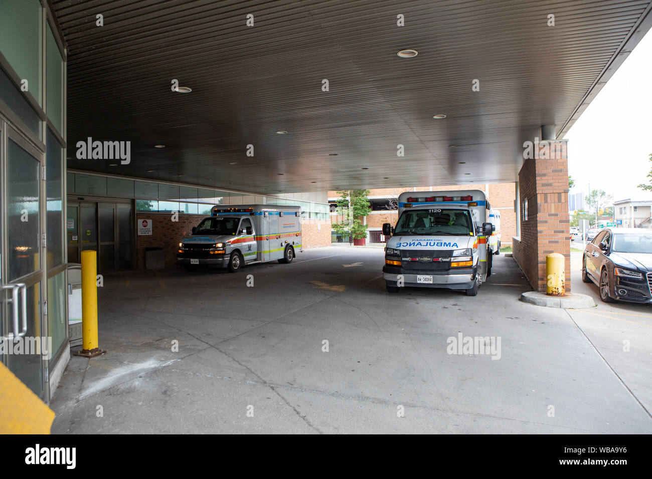 Servizi di emergenza ambulanze parcheggiate nel parcheggio Ospedale Bay in ore diurne Foto Stock