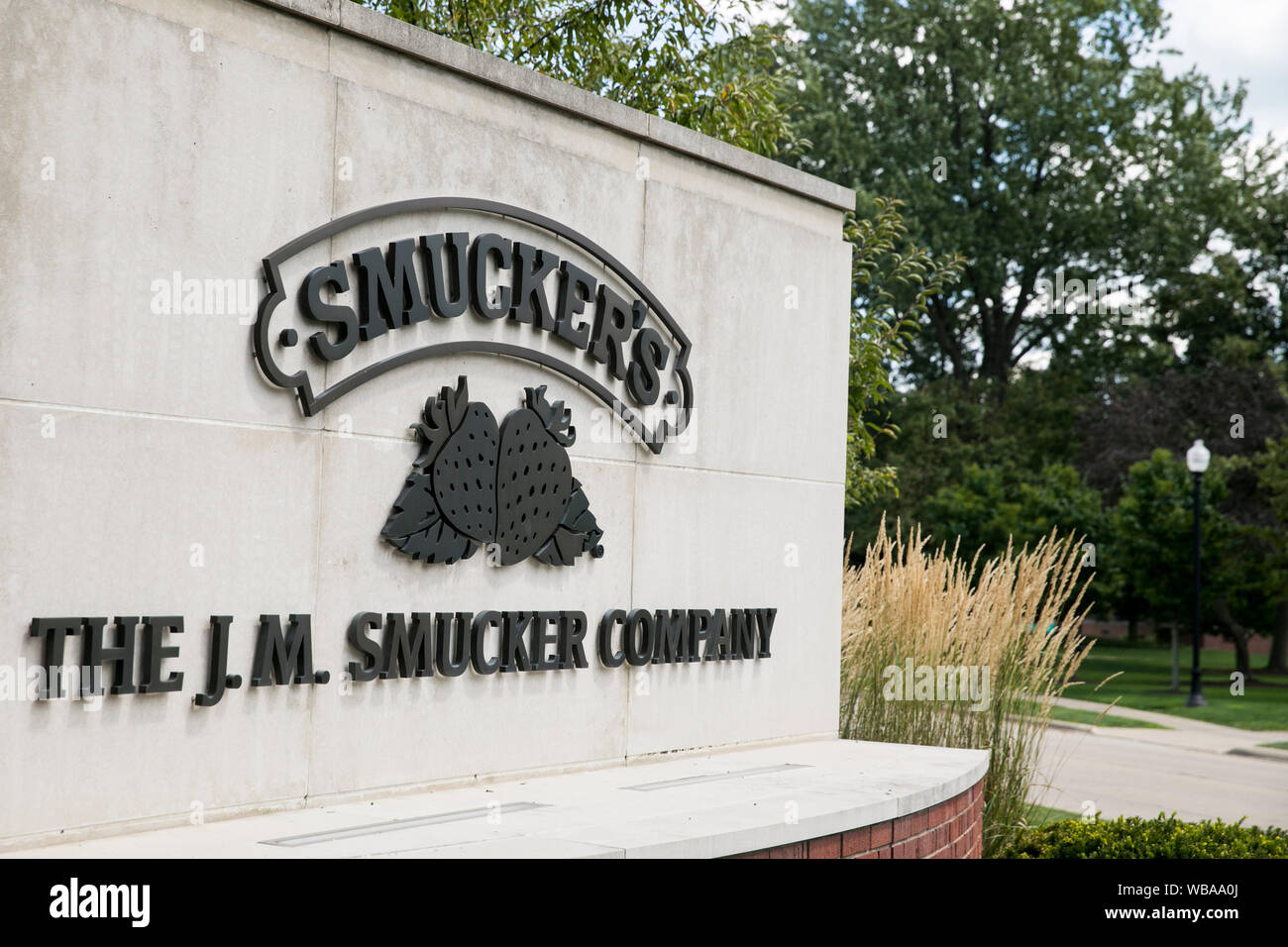 Un logo segno al di fuori della sede del J. M. Smucker Azienda Orrville, Ohio, 10 agosto 2019. Foto Stock